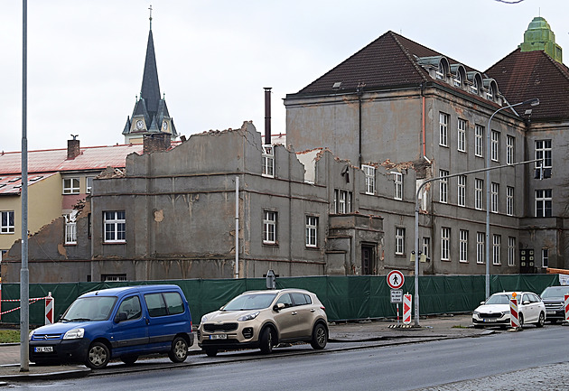 Kraj hledá novou firmu, která opraví školní budovu. Dotace ohrožena není, tvrdí