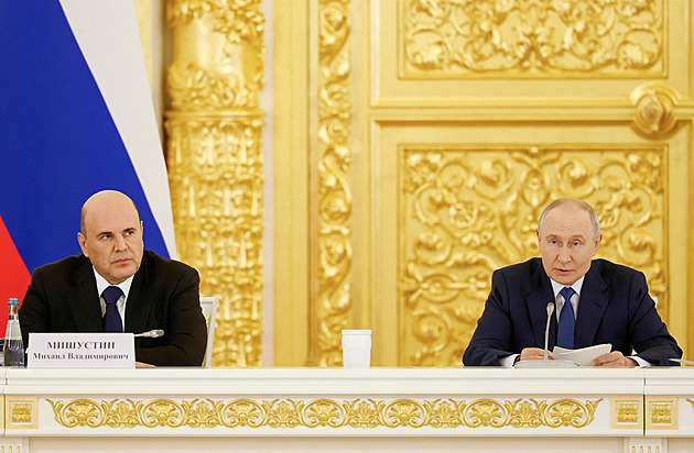 Útoky v hloubi Ruska nejsou kritické, řekl Putin. V Moskvě omezili prodej benzinu