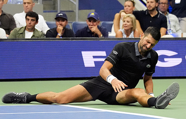 Zvracel, slzel a trpěl. Djokovič po dvaceti letech vypadl v prvním kole grandslamu