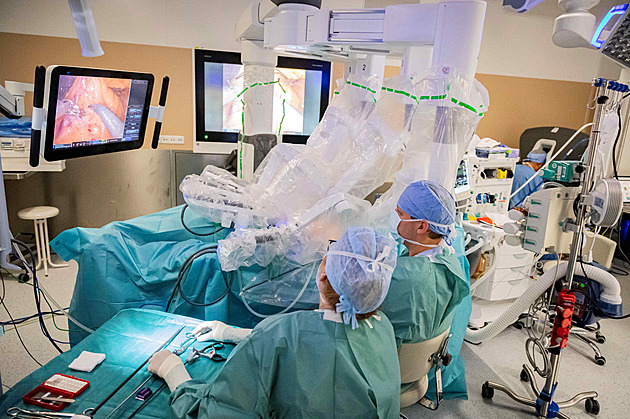 První společná robotická operace ve Zlíně. Ženě odstranili dva nádory najednou