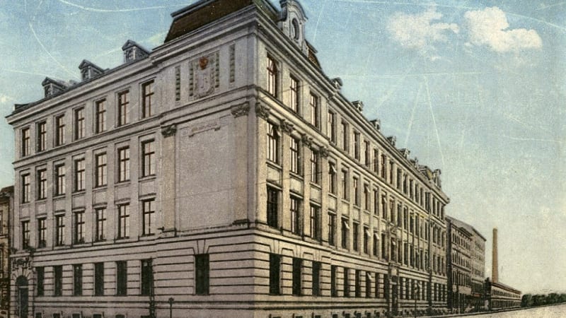 Propadl a zastřelil se přímo na gymnáziu. Před 100 lety začínal školní rok reparáty