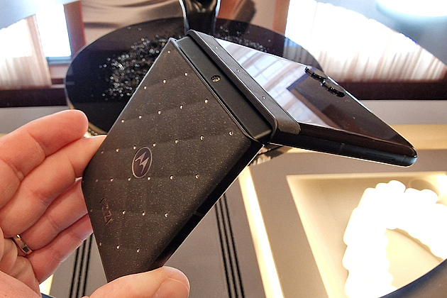 Motorola vsadila na luxusní povrchy. Milovníci krystalků budou tleskat