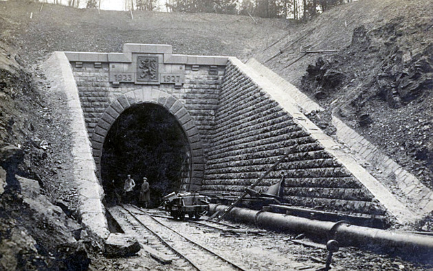 Před 100 lety prorazili nejdelší tunel v Československu, šest dělníků zemřelo