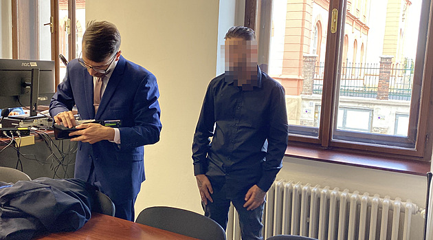 Chtěl ji znásilnit, útočil v masce, viní mladíka. Dívku trauma vážně poznamenalo