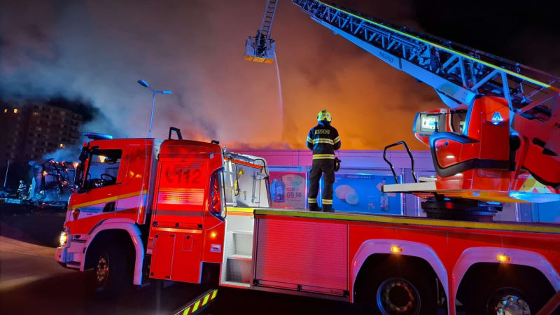 Mohutný požár v Kladně: Plameny pohltily obchodní dům Lidl