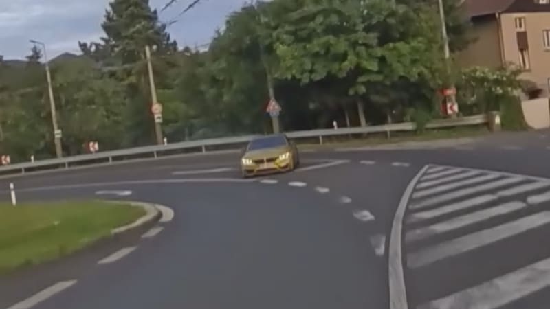 Řidič v Ústí za běžného provozu driftoval na silnici. Riskantní jízdu zachytilo video