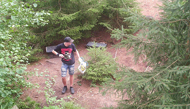 Lesní bar vybrali zloději už poněkolikáté, policie pátrá po muži v tričku Škwor