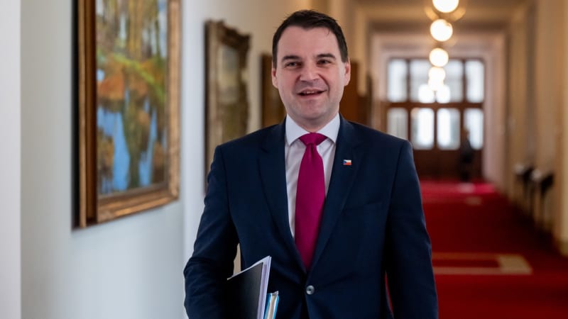 Schodek symbolicky snížíme, říká Macinka. Okamura slíbil vojákům lepší výstroj a víc masa