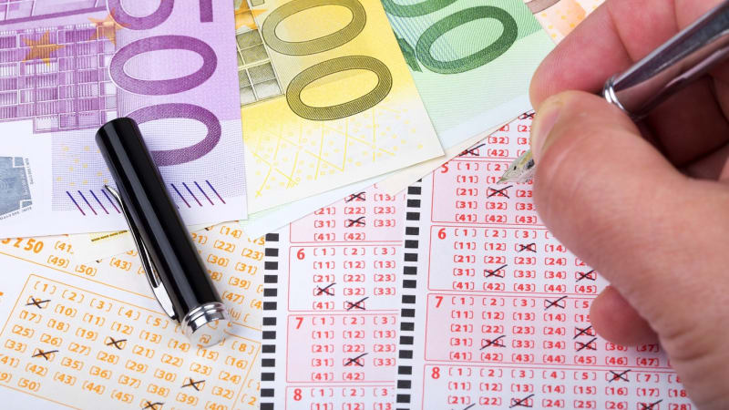 Pohádková výhra v Euromilionech: Šťastlivec z Británie trefil jackpot, dostane tři miliardy