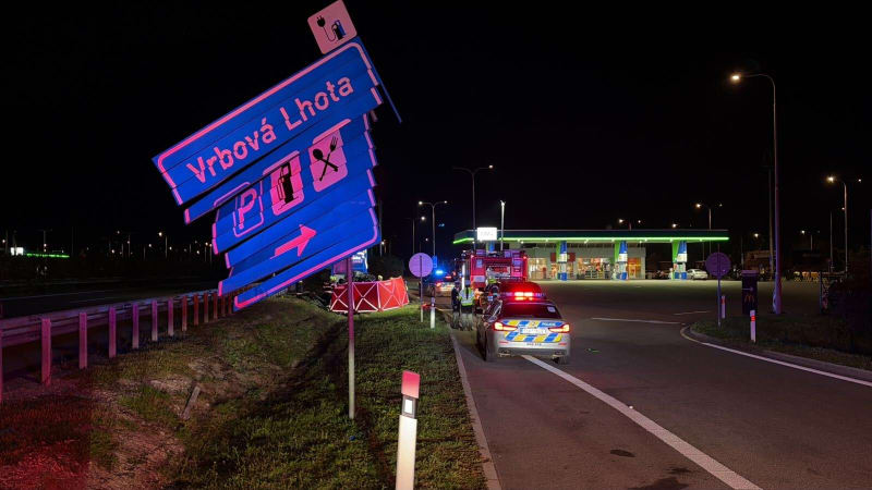 Tragická nehoda na D11: Auto narazilo do cedule u benzínky, jeden člověk zemřel