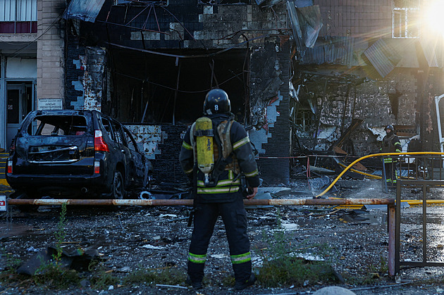 Ruský raketový útok zasáhl v Kyjevě několik budov. Zemřeli dva lidé, 26 je zraněných