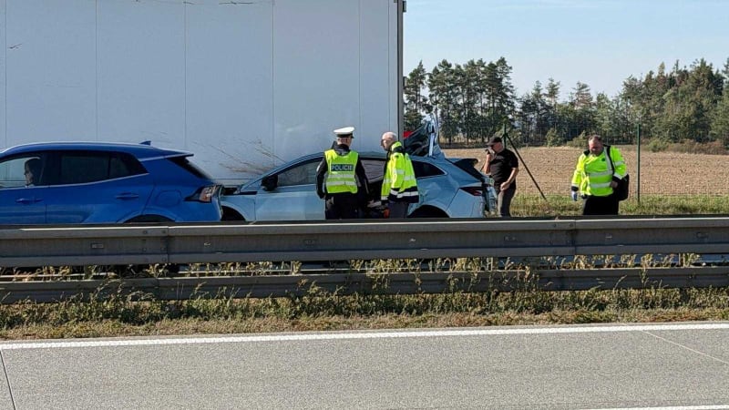 Tragická nehoda na D1: Řidič osobního auta narazil do kamionu, na místě zemřel