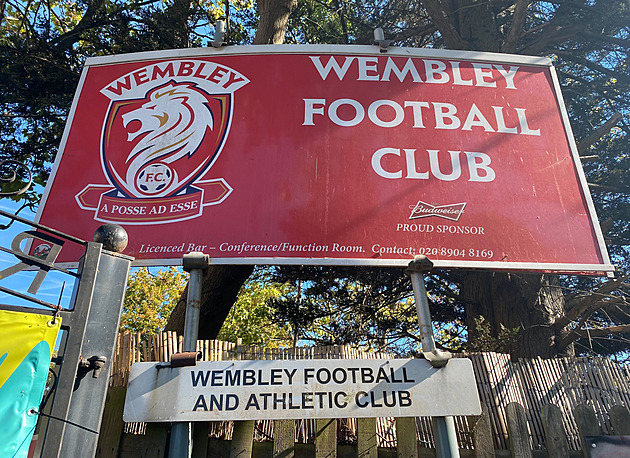 Wembley kus od Wembley. Žádný oblouk, devátá liga, ale gól tu dal i Caniggia