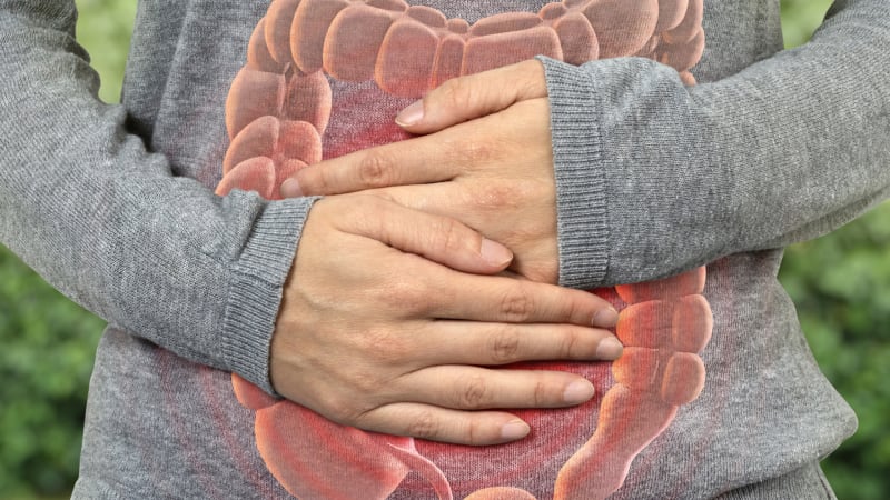 Zákeřná rakovina tlustého střeva může dlouho klamat. Jaké příznaky nepodceňovat?