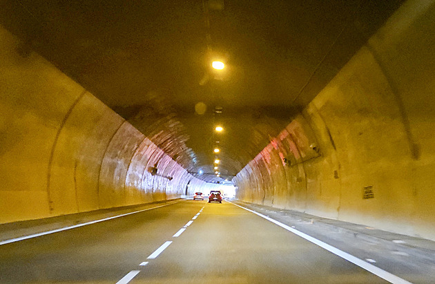 Začala uzavírka klíčových brněnských tunelů, zpoždění nabírají auta i vozy MHD
