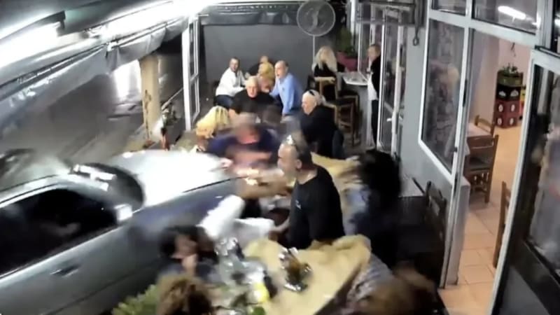Auto vjelo do plné předzahrádky restaurace. Masakru zabránily truhlíky, ukazuje video z Řecka