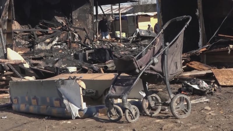 Požár vzal Márii čtyři děti, teď těhotná přežívá na ulici. Nezůstane mi ani tohle, smiřuje se