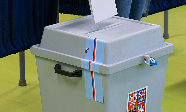 Volby 2026 ONLINE: Češi si druhý den vybírají nové senátory