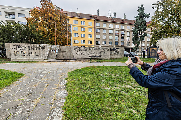 Komunistickou Galerii cti mění umělci, teď se tam objevil hanopis na starostu