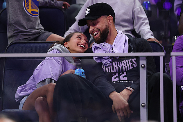 Show, která láká hvězdy. Na finále WNBA dorazili Curry s dcerou či rapperka Latto