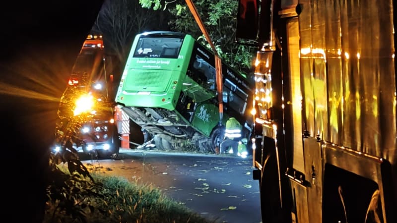 Nehoda autobusu na Litoměřicku: Dospělé i děti z převráceného stroje vyprošťovali hasiči