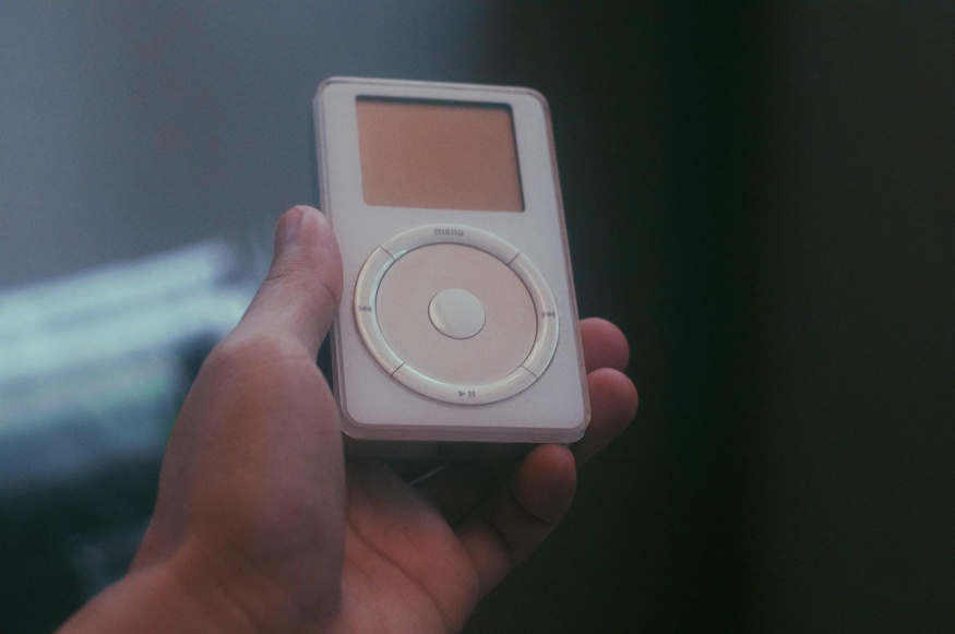 iPod slaví 25 let. Apple si legendární přehrávač připomíná skvělým vtípkem