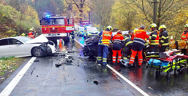 Srážku dvou aut v Bečově nad Teplou na Karlovarsku nepřežil jeden z řidičů