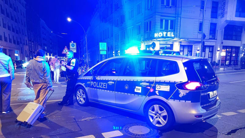 Auto vrazilo do skupiny lidí. Policie v Německu střílela, pachatel je na útěku