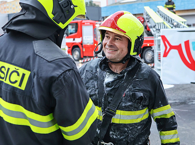 Zachraňoval zatopené Srbsko, v Polsku ho vyznamenali. Teď se šéf hasičů stylově loučil